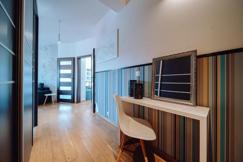 Televízia a/alebo spoločenská miestnosť v ubytovaní Panorama Gór - Centrum Miasta, Apartament z widokiem na Szrenicę