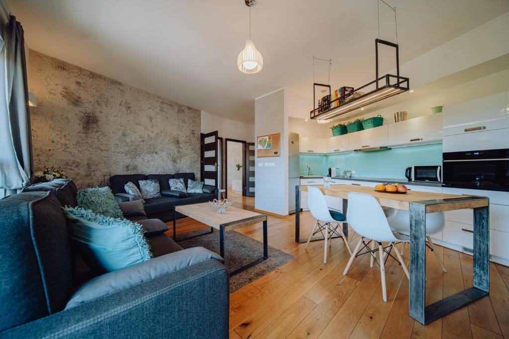 Kuchyňa alebo kuchynka v ubytovaní Panorama Gór - Centrum Miasta, Apartament z widokiem na Szrenicę