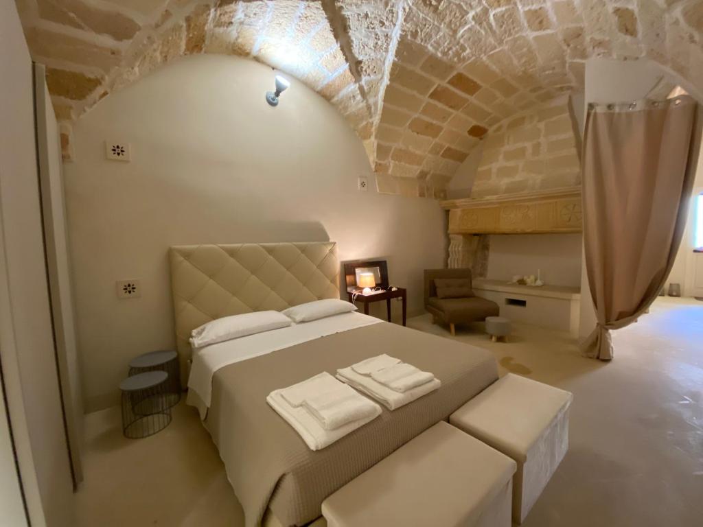 Postel nebo postele na pokoji v ubytování Palazzo de Carlo e il parco dei 7 pozzi