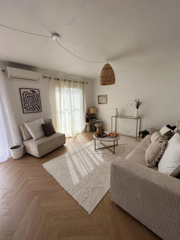 un salon avec un canapé et une table dans l'établissement Appartement vue mer proche de Bastia, à Bastia