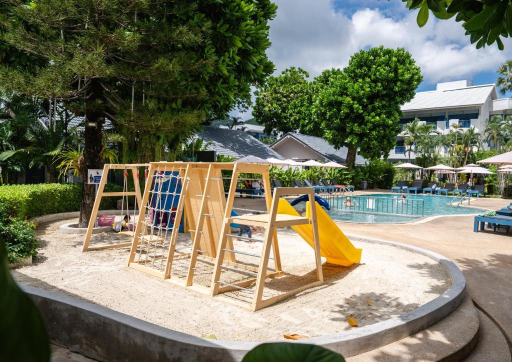 Bazén v ubytování Phuket Island View Resort - SHA Extra Plus nebo v jeho okolí