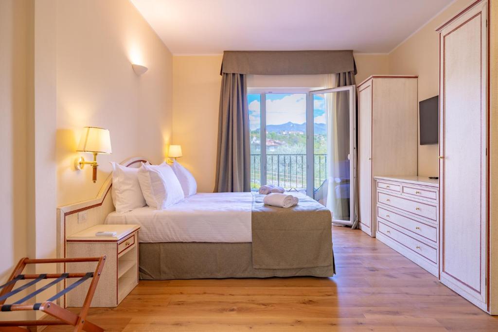A bed or beds in a room at Albergo Villa Edy