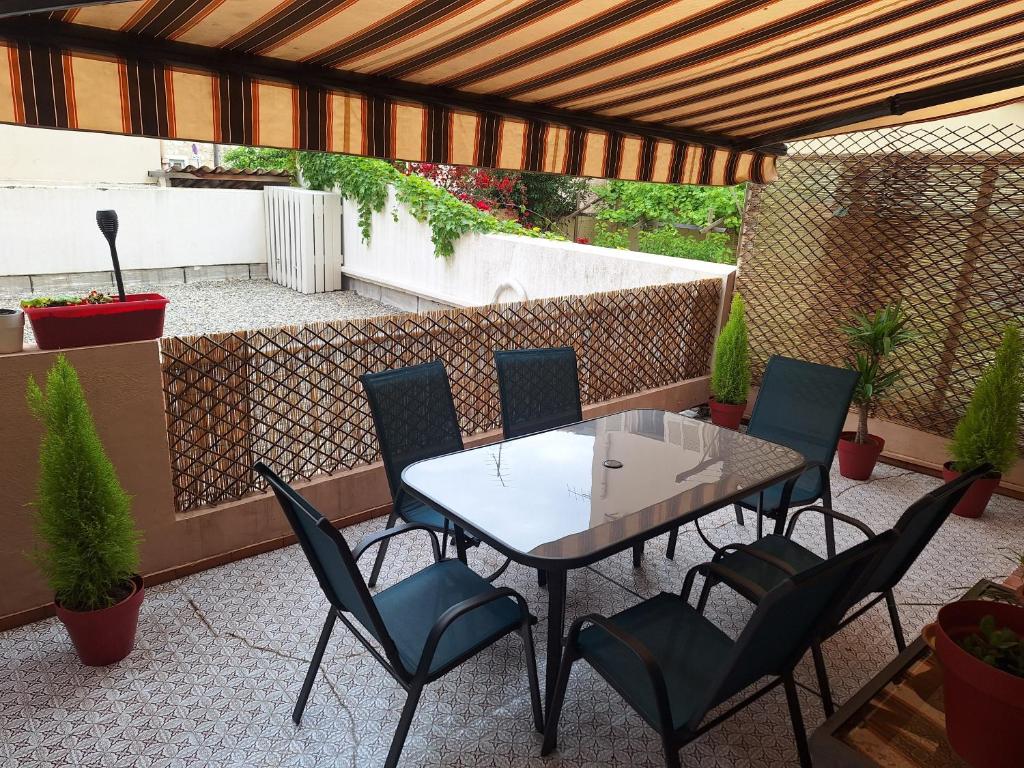 un patio avec une table et des chaises sous une pergola dans l'établissement Nice Promenade des Anglais, à Nice