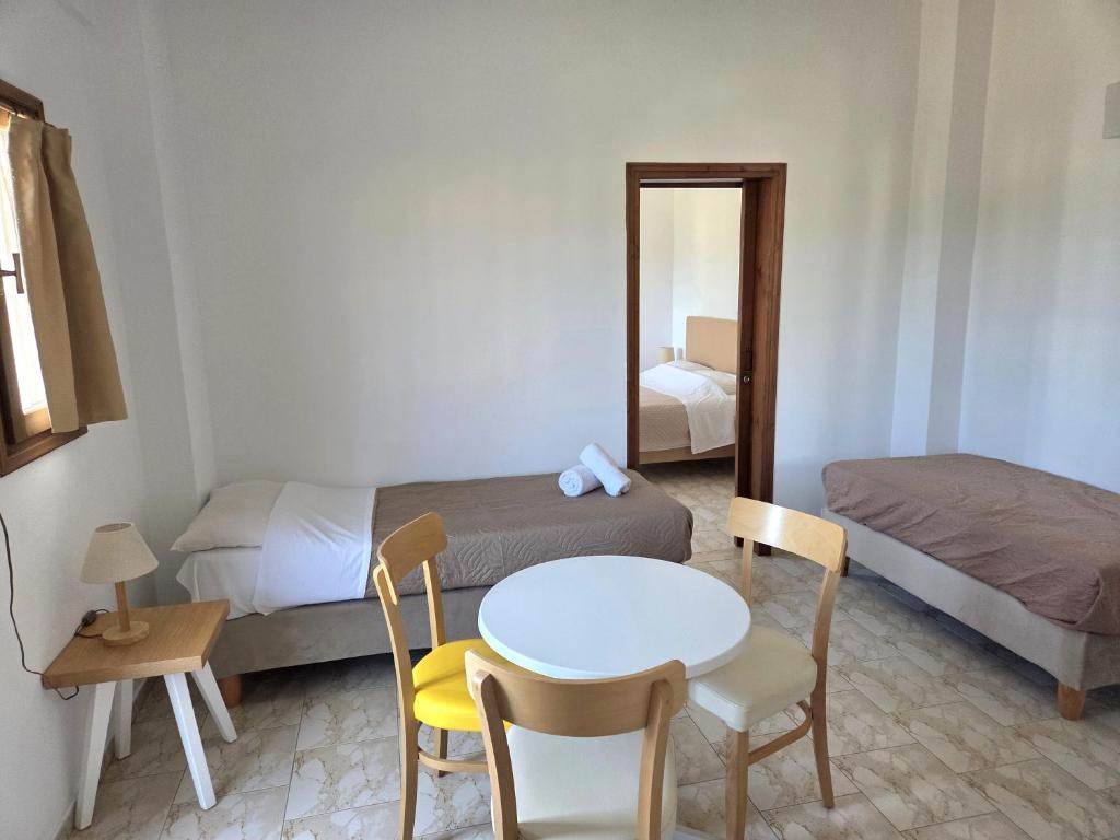 Postel nebo postele na pokoji v ubytování Arhodiko Hotel