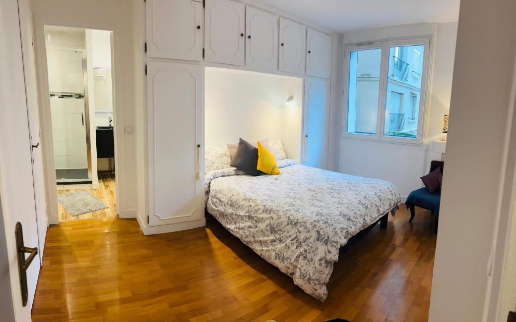 une chambre avec un lit et une fenêtre dans l'établissement Lovely appartement, à Paris
