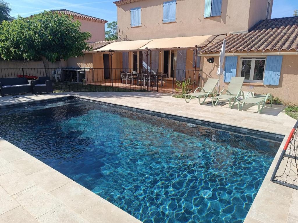 Photo de la galerie de l'établissement Grande villa, piscine, 4 chambres, 15 min plage, à Saint-Cyr-sur-Mer