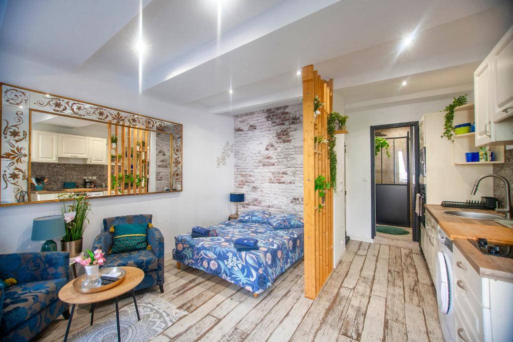 a living room with a couch and a table at Studio tout équipé, plein centre in La Ciotat