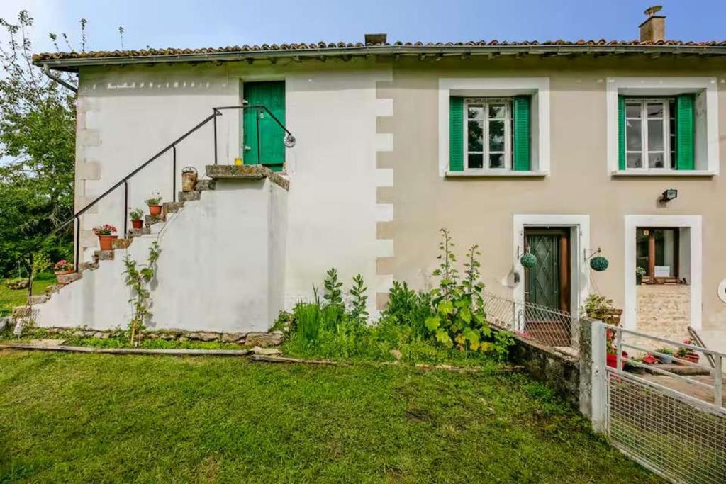 une maison blanche avec une porte verte et une cour dans l'établissement 3 Bed-Sleeps 6-Private Garden-Pet Friendly, à Soudan