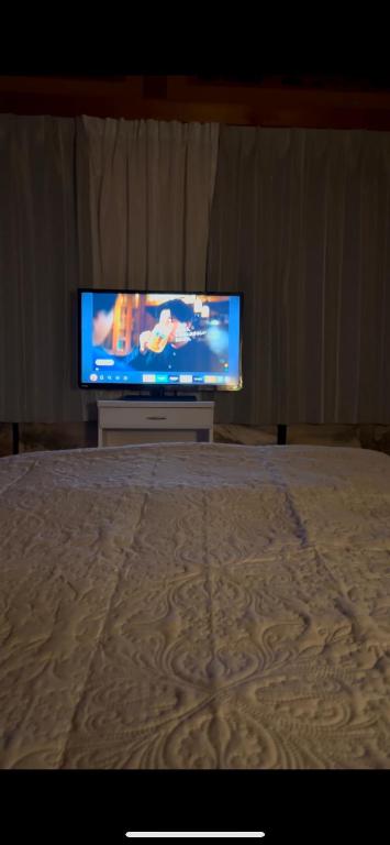 TV a/nebo společenská místnost v ubytování One Room in Pusang Gala