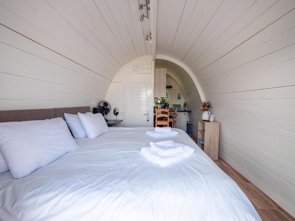 Postel nebo postele na pokoji v ubytování Glamping Pod with ensuite WC Near Kingsbridge & Salcombe