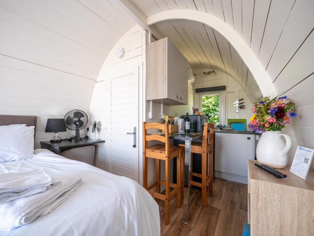 Kuchyň nebo kuchyňský kout v ubytování Glamping Pod with ensuite WC Near Kingsbridge & Salcombe