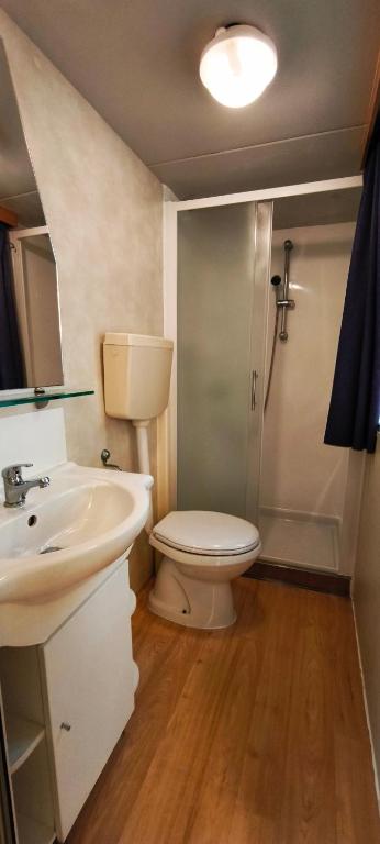 Koupelna v ubytování MareBlue Mobilhomes on Camping Mare e Pineta