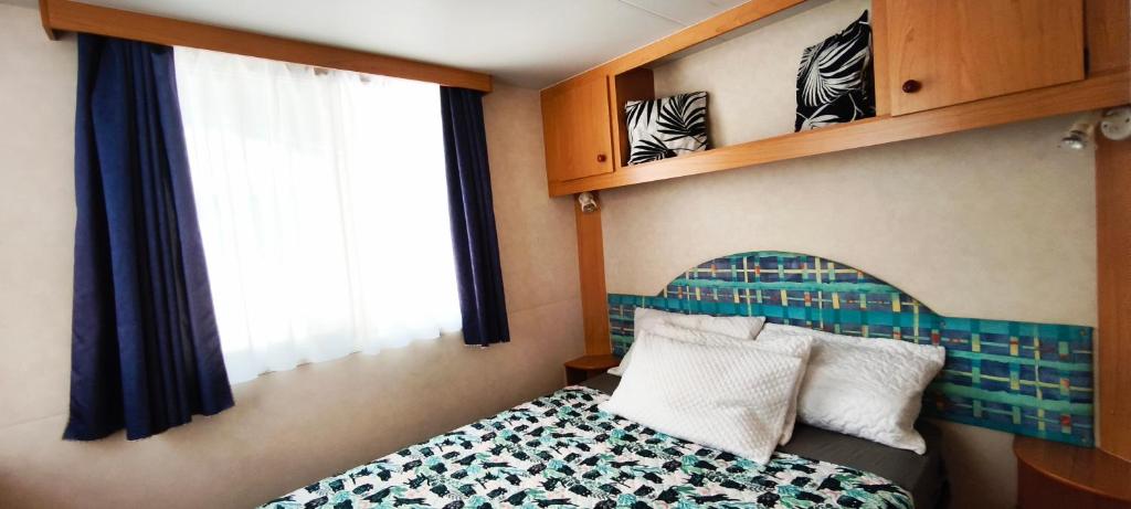 Postel nebo postele na pokoji v ubytování MareBlue Mobilhomes on Camping Mare e Pineta