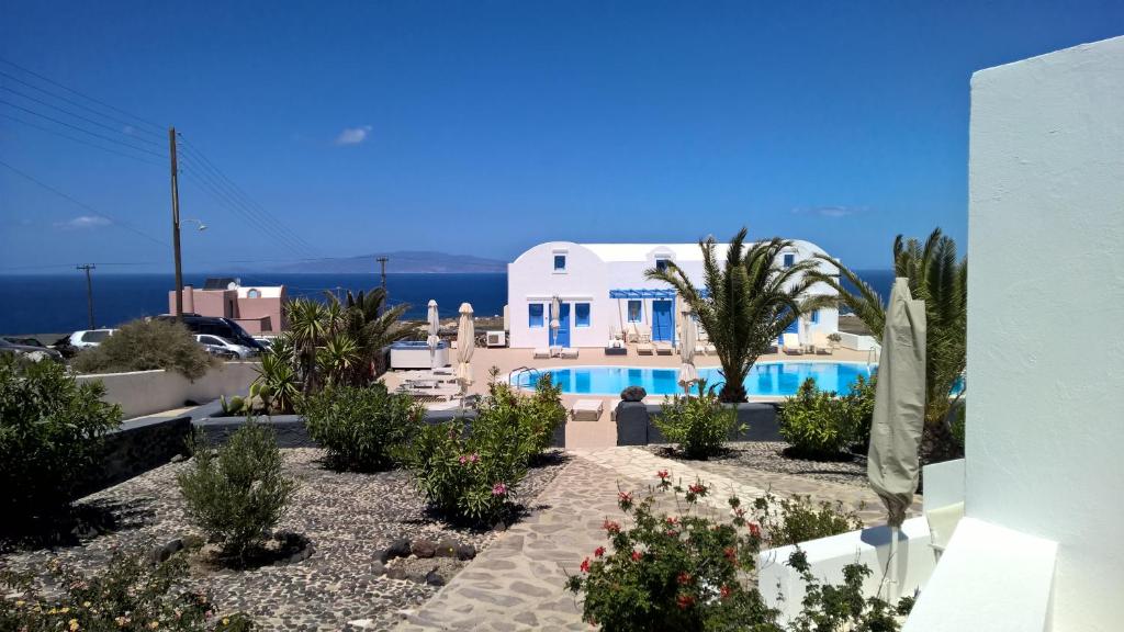 uma vista para uma casa com piscina em Laokasti Villas em Oia