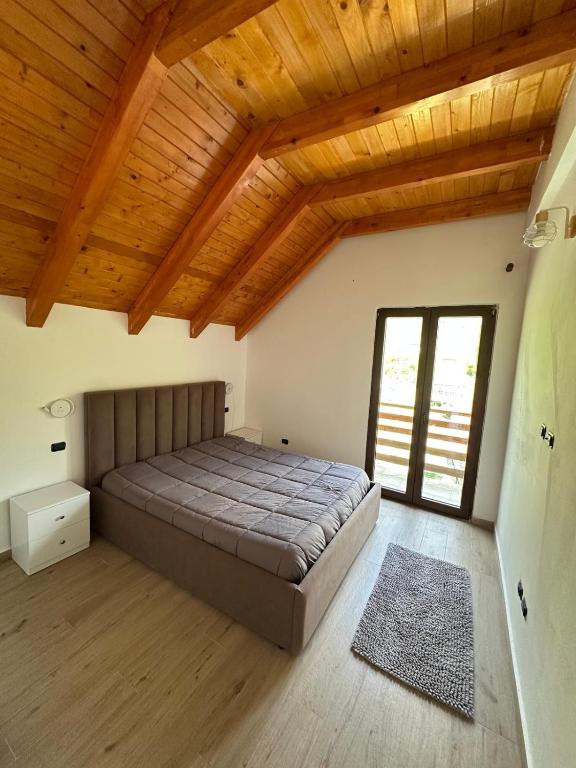 Postel nebo postele na pokoji v ubytování Bujtina OKOLI