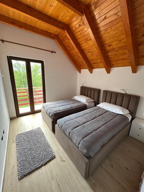 Postel nebo postele na pokoji v ubytování Bujtina OKOLI