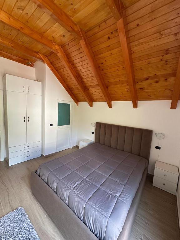 Postel nebo postele na pokoji v ubytování Bujtina OKOLI