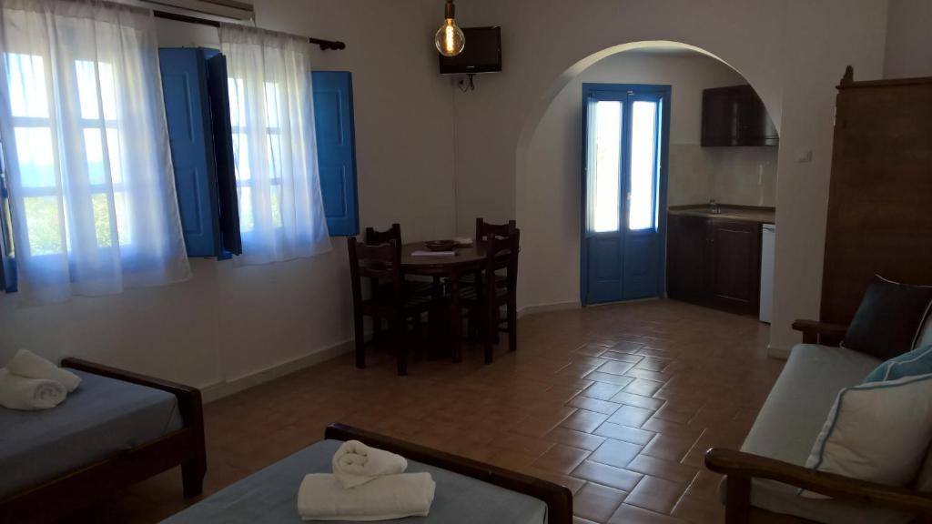 Łóżko lub łóżka w pokoju w obiekcie Laokasti Villas