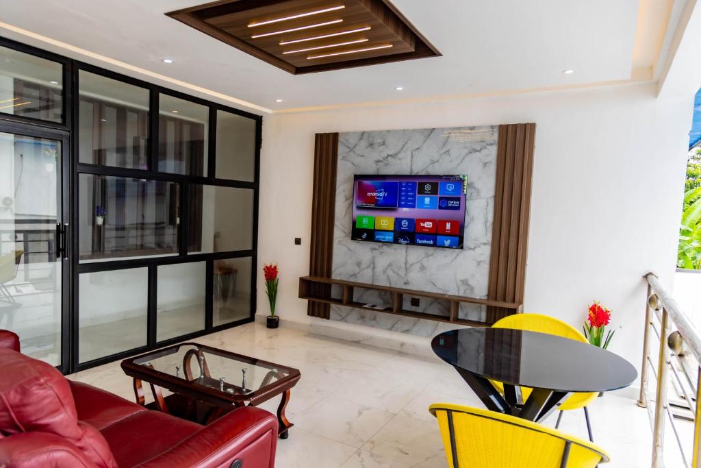TV a/nebo společenská místnost v ubytování Pinorich Hotel