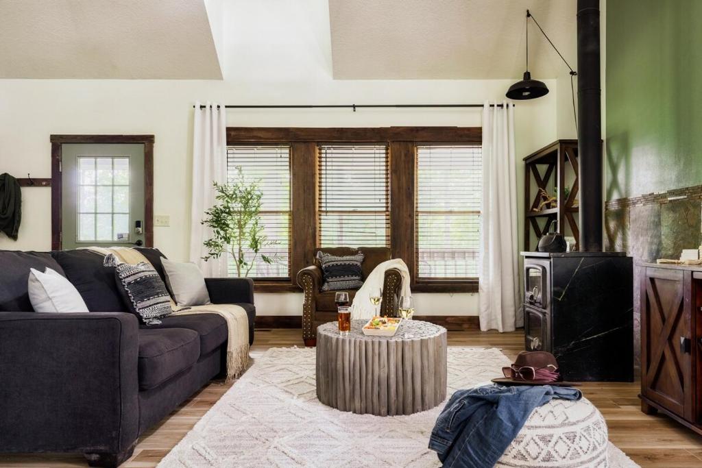 Posezení v ubytování Cozy Hilltop Cabin with Hot Tub & Forest Views