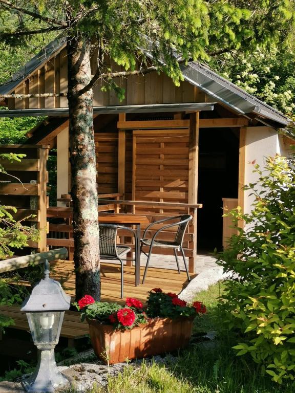 una cabina con tavolo e sedie su una terrazza di Glamping Narnia a Bovec