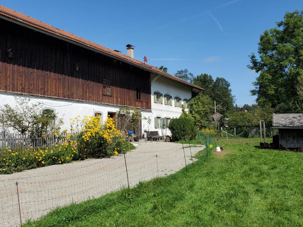a barn with a fence in front of it at Biohof Dimper - HühnerNest in Saulgrub