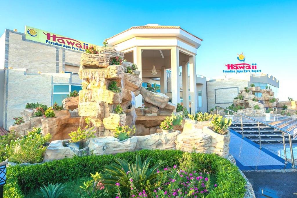ein Resort mit einem Steingarten vor einem Gebäude in der Unterkunft Hawaii Paradise Aqua Park Resort - Families and Couples Only in Hurghada