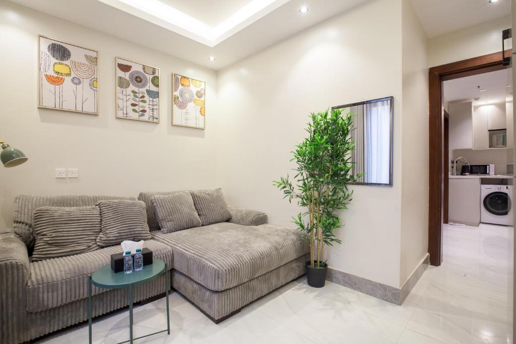 Khu vực ghế ngồi tại Luxury One-Bedroom Apt AlRimal-4