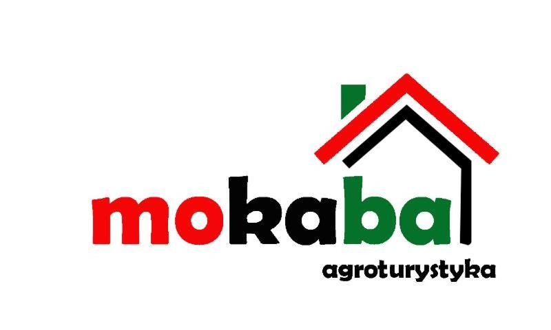ein Logo für eine Immobiliengesellschaft mit einem Haus in der Unterkunft Mokaba Agroturystyka in Okoninki