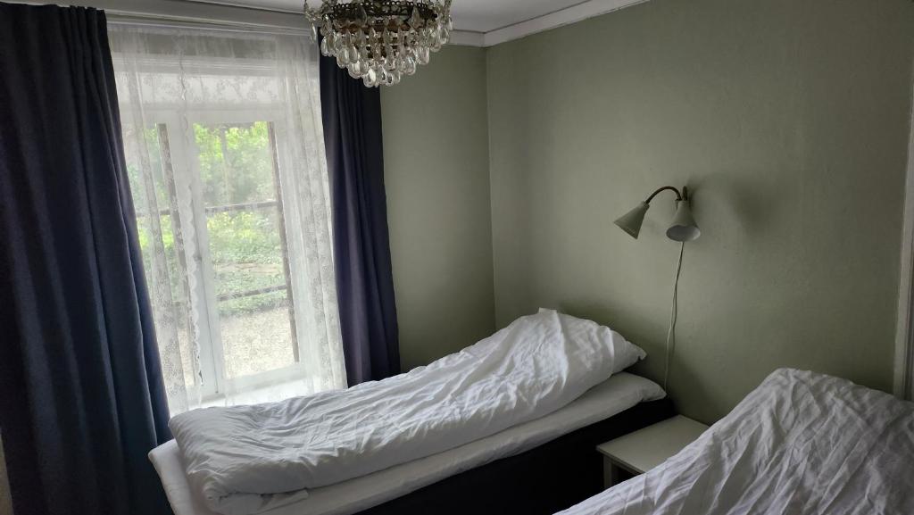 Postel nebo postele na pokoji v ubytování Brunius Bed