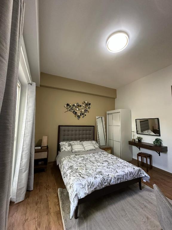 Postel nebo postele na pokoji v ubytování JNest Cozy Condo Bldg A 215