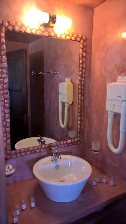 łazienka z umywalką przed lustrem w obiekcie Laokasti Villas w mieście Oia