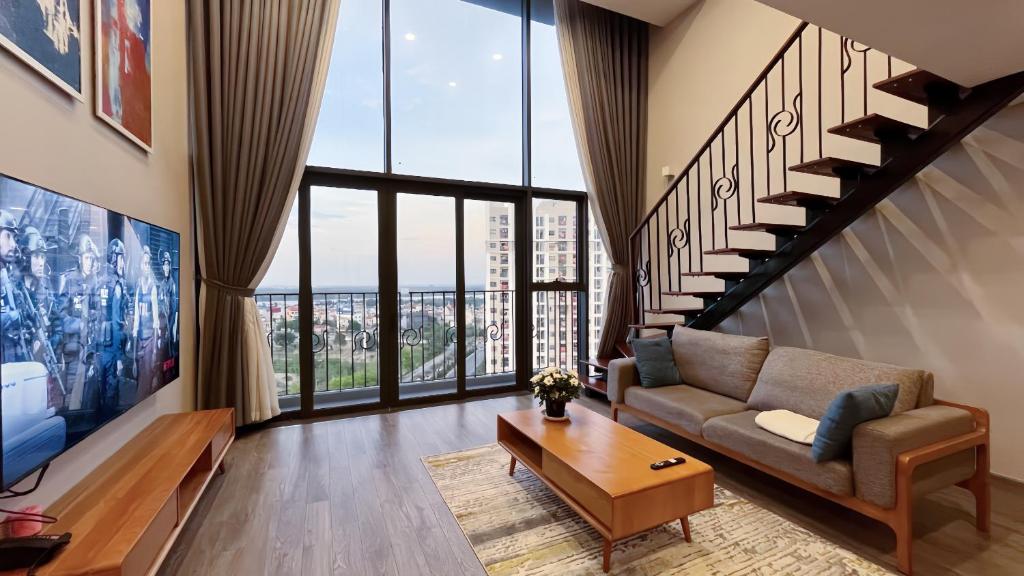 TV a/nebo společenská místnost v ubytování PentStudio West Lake Duplex Apartment