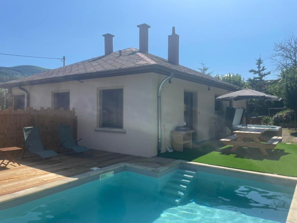 Bazén v ubytování L'Impasse en Famille, appartement 2-6 personnes piscine et spa privés nebo v jeho okolí