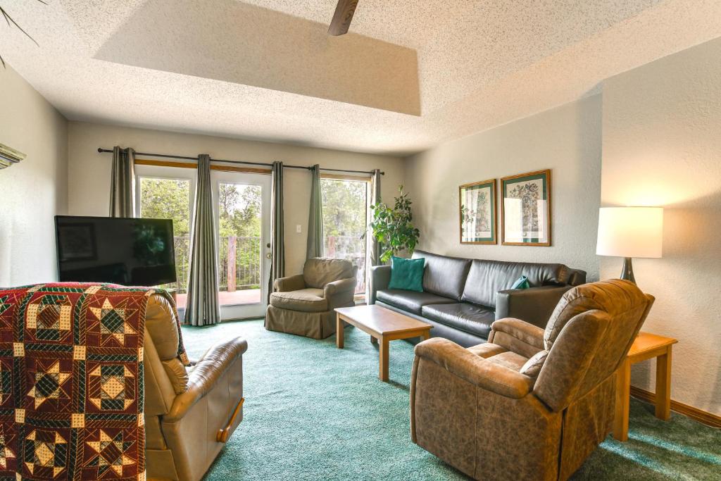 a living room with couches and a tv at Cozy Branson Townhome 1 Mi to Silver Dollar City! in Branson West
