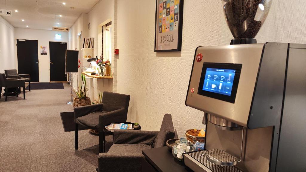 TV a/nebo společenská místnost v ubytování Banegaardshotellet
