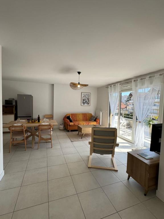 un salon avec un canapé et une table dans l'établissement La Datcha - New T3 with balcony & parking near train station, à Aix-les-Bains