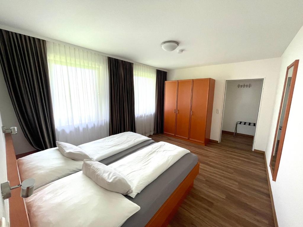 Postel nebo postele na pokoji v ubytování Hotel Gästehaus Zürn