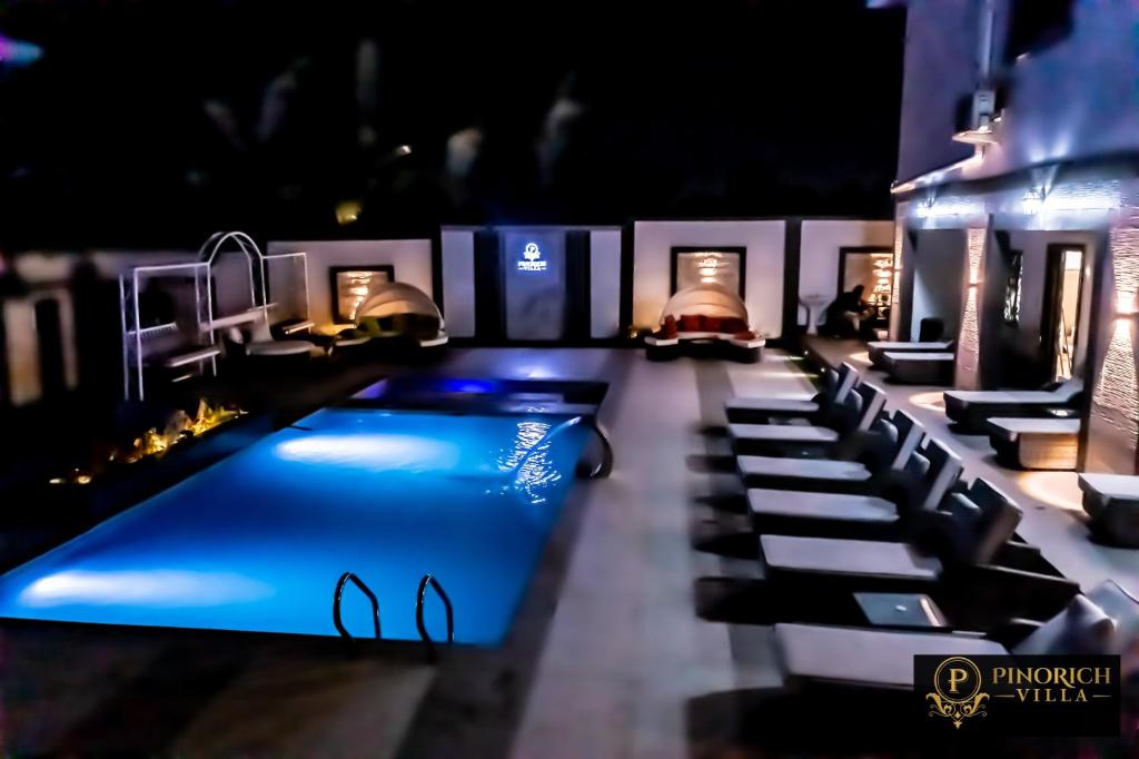 Bazén v ubytování Pinorich Hotel nebo v jeho okolí
