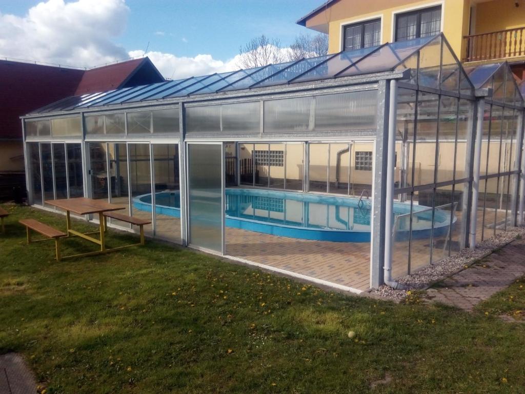ein Poolhaus mit einem Pool im Innenbereich in der Unterkunft Pension Pastis in Janov