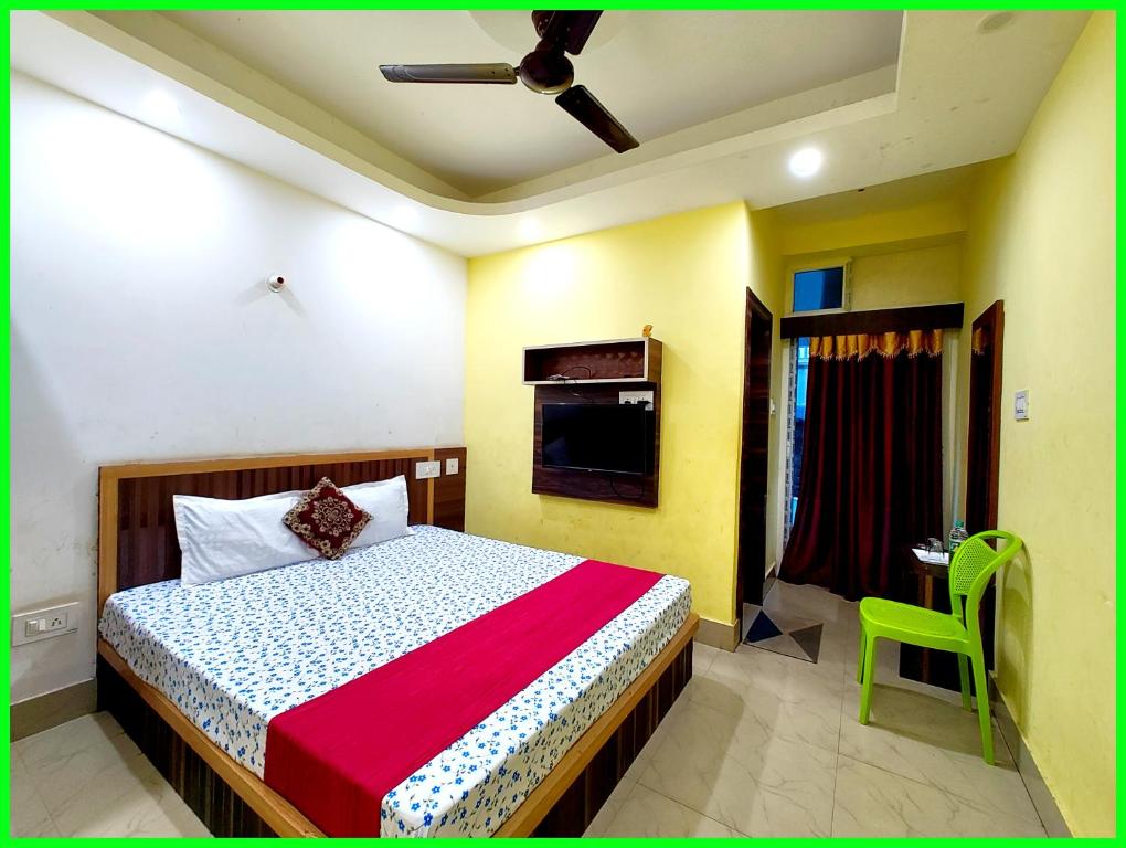 Postel nebo postele na pokoji v ubytování Hotel Sashi INN Near Sea Beach and Jagannath Temple - Fully Air Conditioned Hotel - Prime Location Spacious Room - A Premium Hotel In Puri