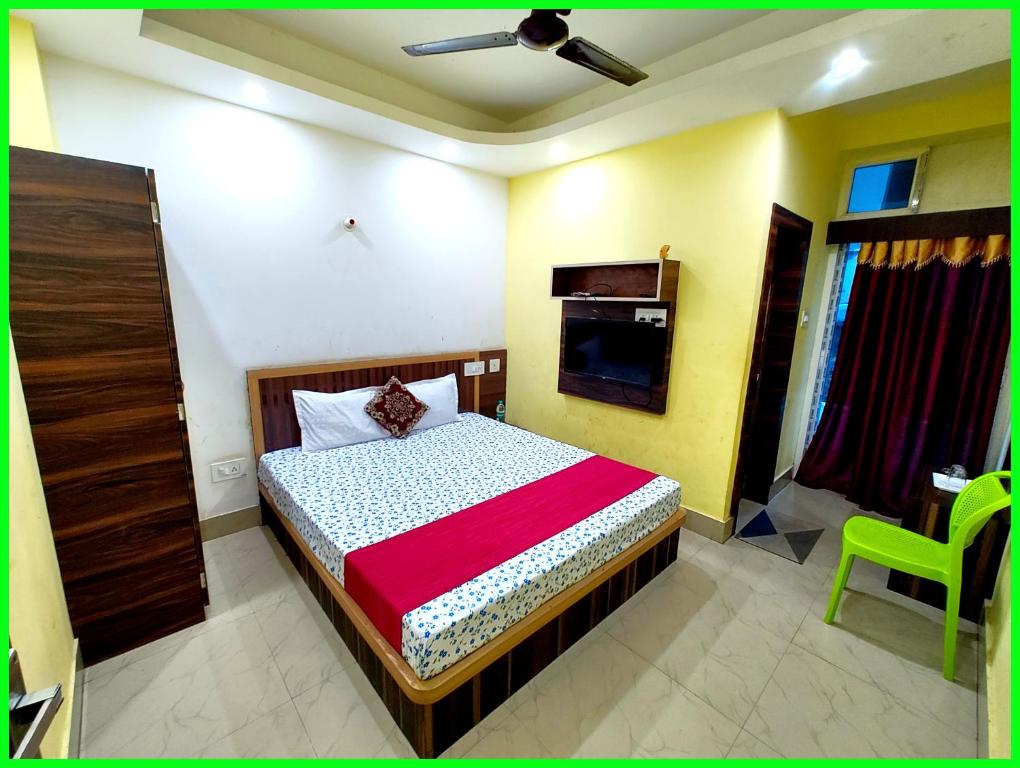 Postel nebo postele na pokoji v ubytování Hotel Sashi INN Near Sea Beach and Jagannath Temple - Fully Air Conditioned Hotel - Prime Location Spacious Room - A Premium Hotel In Puri