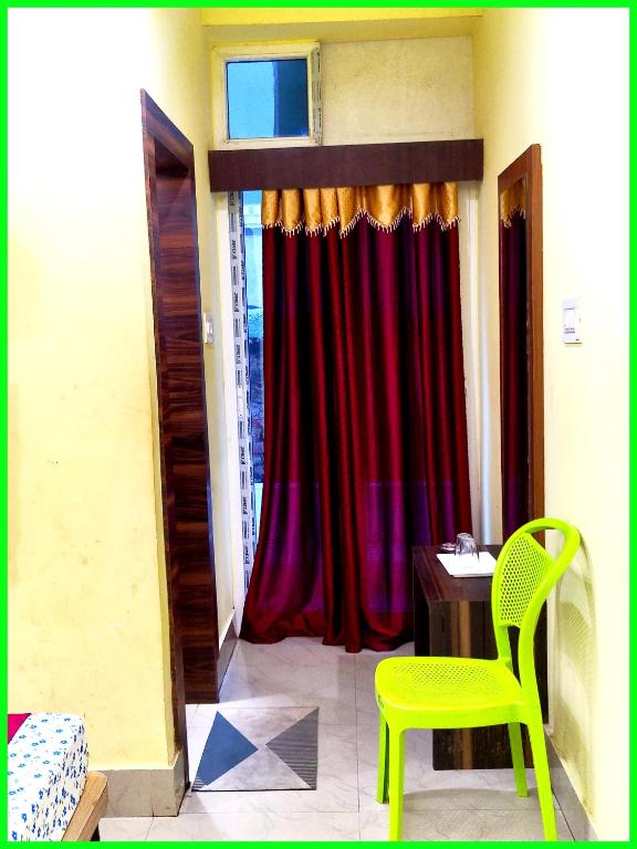 Posezení v ubytování Hotel Sashi INN Near Sea Beach and Jagannath Temple - Fully Air Conditioned Hotel - Prime Location Spacious Room - A Premium Hotel In Puri