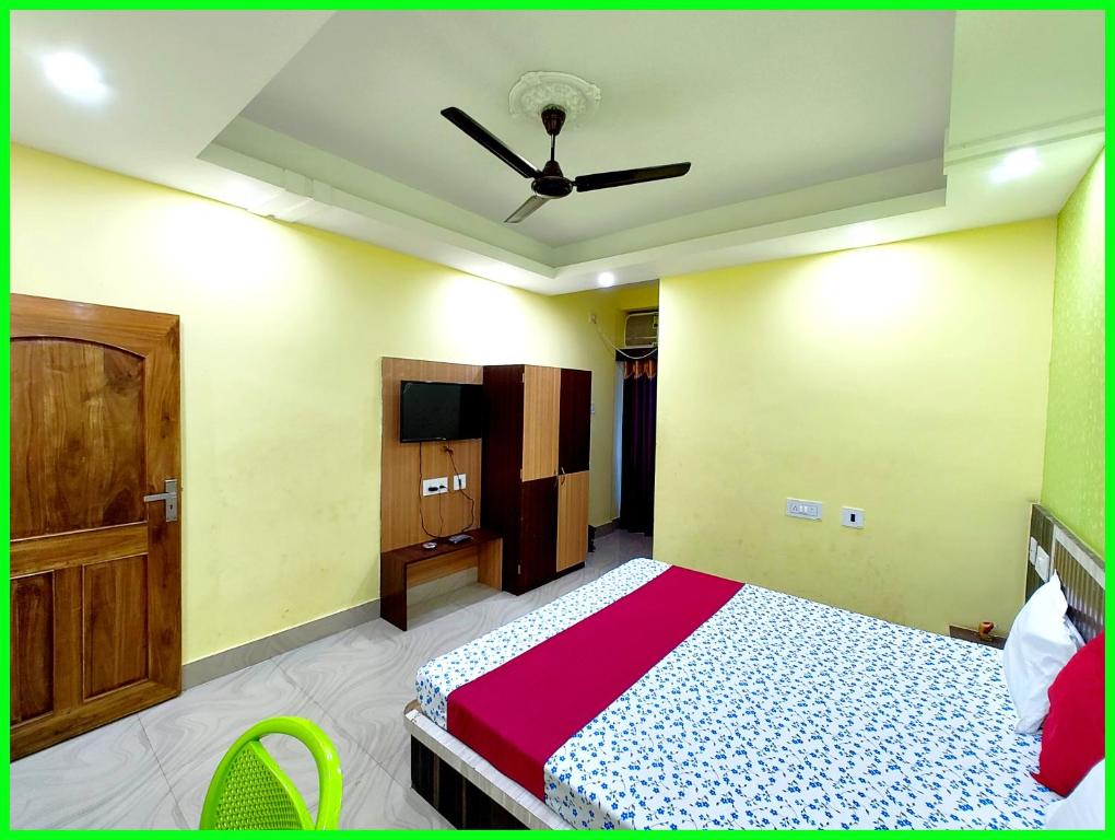 TV a/nebo společenská místnost v ubytování Hotel Sashi INN Near Sea Beach and Jagannath Temple - Fully Air Conditioned Hotel - Prime Location Spacious Room - A Premium Hotel In Puri