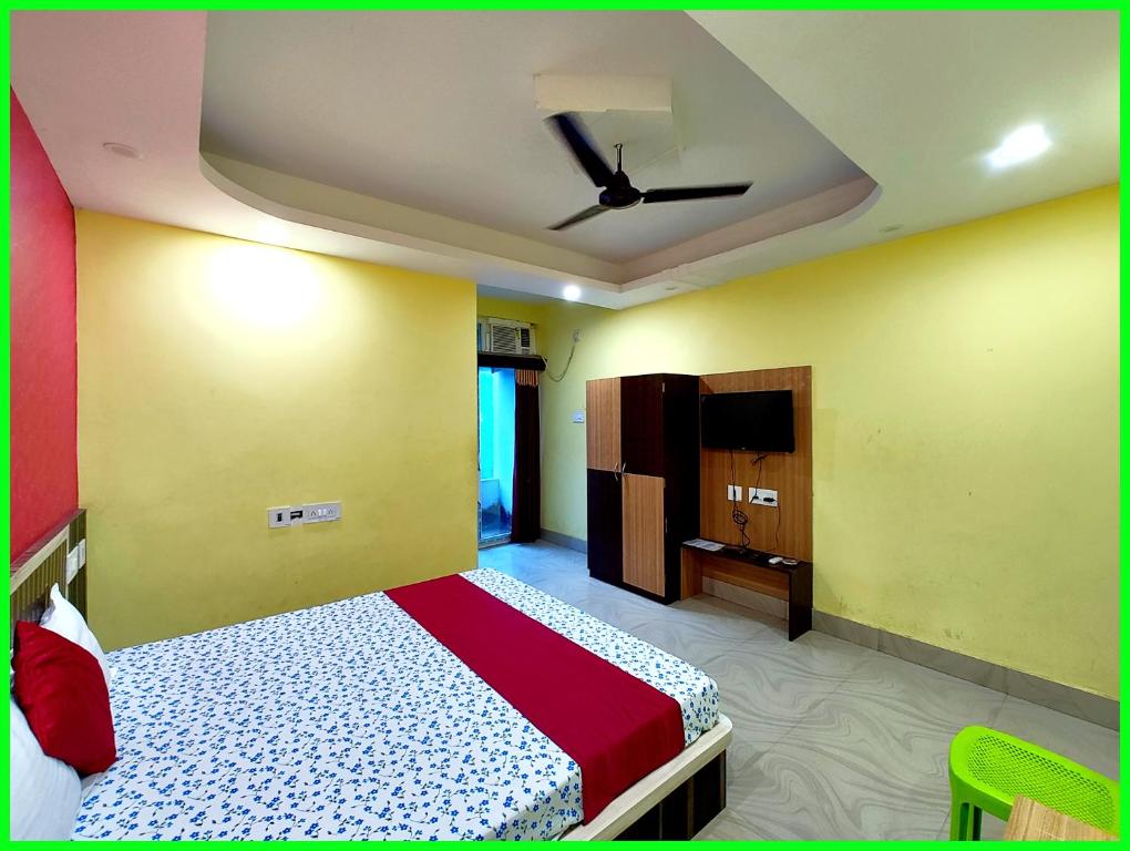 Postel nebo postele na pokoji v ubytování Hotel Sashi INN Near Sea Beach and Jagannath Temple - Fully Air Conditioned Hotel - Prime Location Spacious Room - A Premium Hotel In Puri