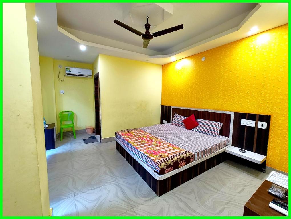 Postel nebo postele na pokoji v ubytování Hotel Sashi INN Near Sea Beach and Jagannath Temple - Fully Air Conditioned Hotel - Prime Location Spacious Room - A Premium Hotel In Puri