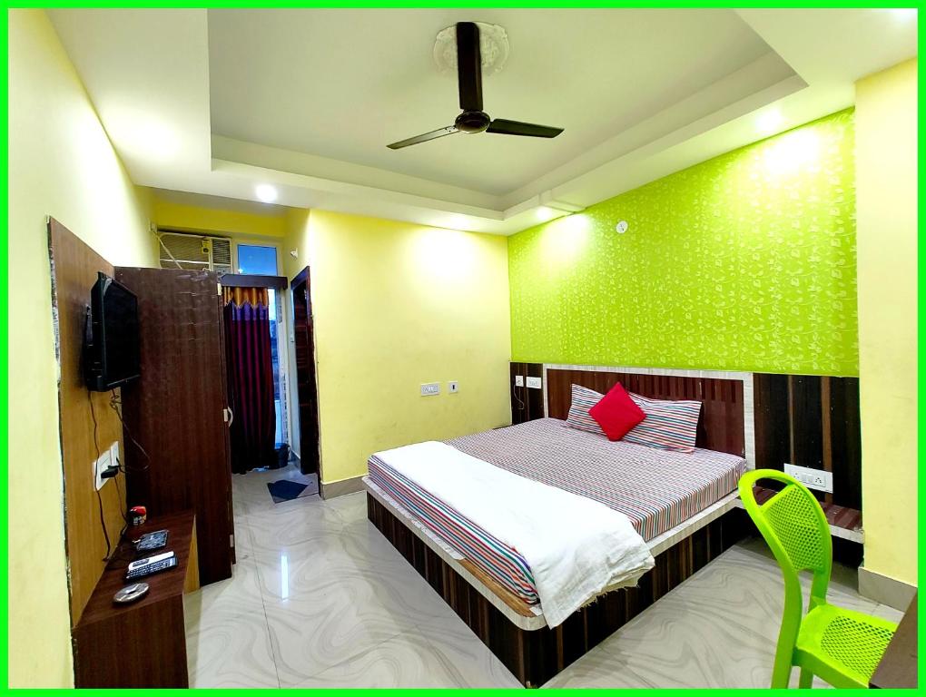 Postel nebo postele na pokoji v ubytování Hotel Sashi INN Near Sea Beach and Jagannath Temple - Fully Air Conditioned Hotel - Prime Location Spacious Room - A Premium Hotel In Puri