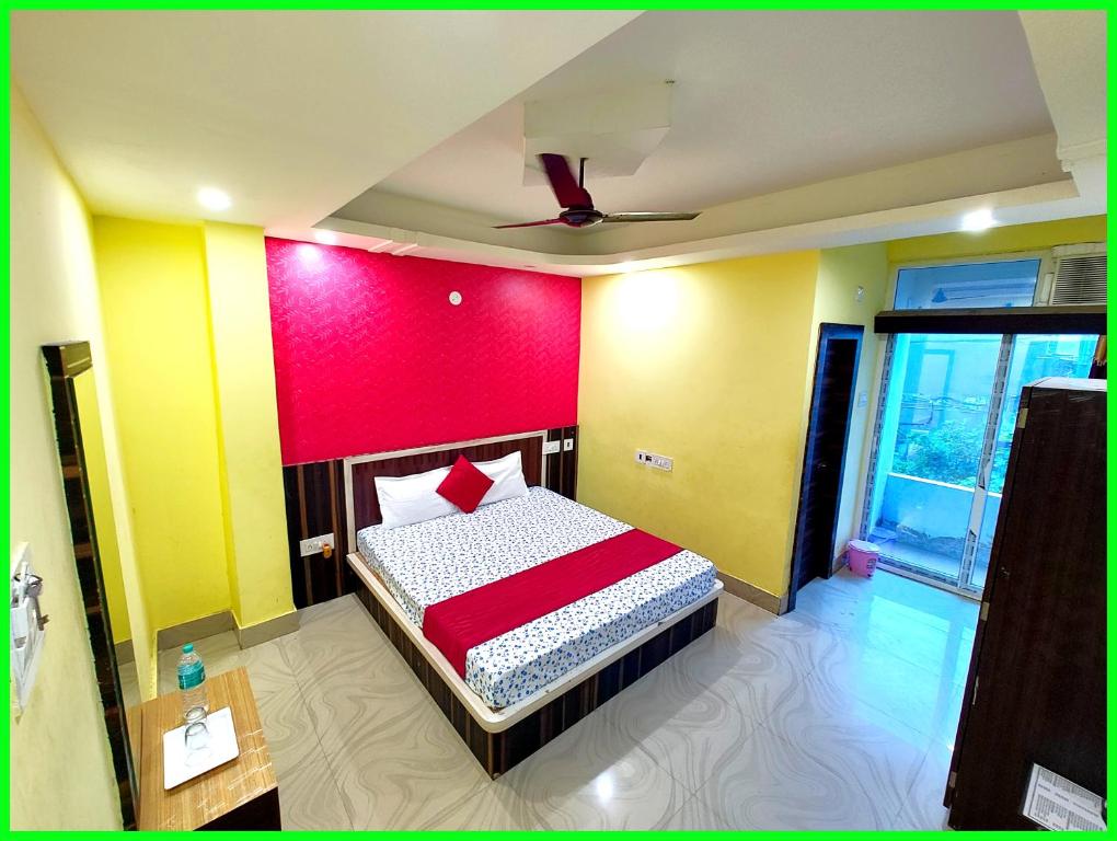 Postel nebo postele na pokoji v ubytování Hotel Sashi INN Near Sea Beach and Jagannath Temple - Fully Air Conditioned Hotel - Prime Location Spacious Room - A Premium Hotel In Puri