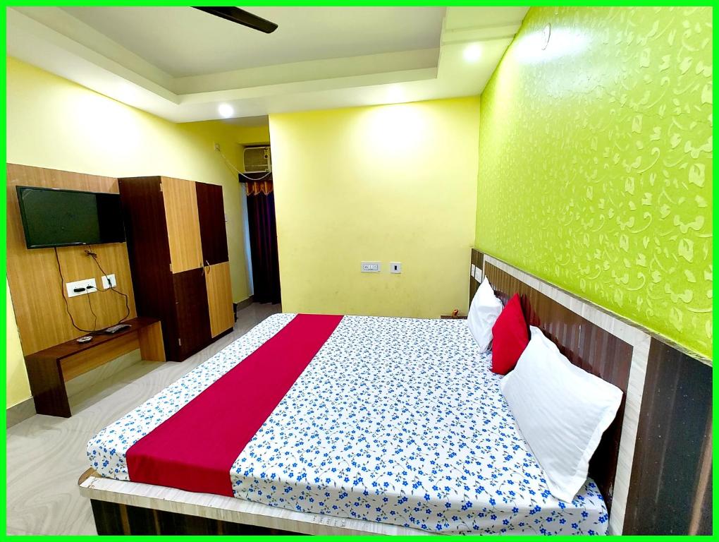 Postel nebo postele na pokoji v ubytování Hotel Sashi INN Near Sea Beach and Jagannath Temple - Fully Air Conditioned Hotel - Prime Location Spacious Room - A Premium Hotel In Puri