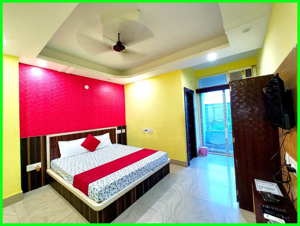 Postel nebo postele na pokoji v ubytování Hotel Sashi INN Near Sea Beach and Jagannath Temple - Fully Air Conditioned Hotel - Prime Location Spacious Room - A Premium Hotel In Puri